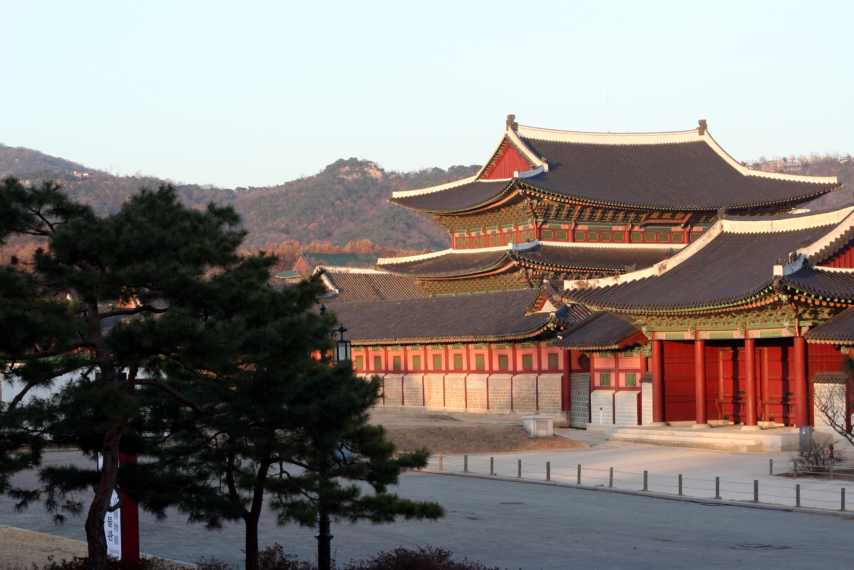 韩国首尔深度一日游:景福宫 青瓦台 广藏市场 首尔塔 韩屋村 涂鸦秀